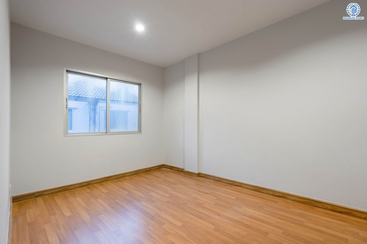 บ้านมือสองตกแต่งใหม่ ดีไซน์สวย ม.วิสต้าปาร์ค รัชดา-รามอินทรา เนื้อที่ 22.3 ตร.ว. ฟังก์ชัน 4 ห้องนอน 4 ห้องน้ำ จอดรถได้ 2 คัน รองรับทุกกิจกรรม บนทำเลเชื่อมต่อหลายเส้นทาง อาทิ ถนนประเสริฐมนูกิจ และถนนนวมินทร์ ใกล้รถไฟฟ้าสายสีชมพู "สถานีนพรัตน์" และจุดขึ้นทางด่วน "รามอินทรา"